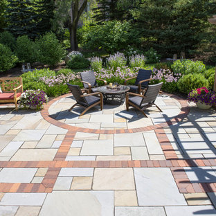 Große Klassische Pergola hinter dem Haus mit Natursteinplatten in Milwaukee