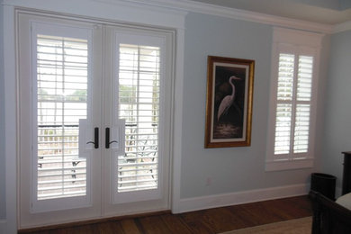 Example of a transitional living room design in Charleston