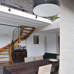 サンテティエンヌの広いコンテンポラリースタイルのLDKの画像 (白い壁、セラミックタイルの床、暖炉なし、グレーの床)