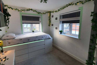 Ejemplo de dormitorio infantil minimalista pequeño con paredes blancas, moqueta y suelo gris