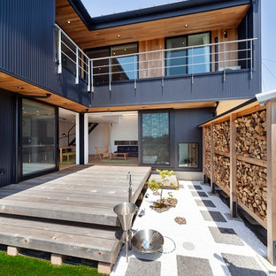 他の地域の中サイズのインダストリアルスタイルのおしゃれな裏庭のテラス (デッキ材舗装、張り出し屋根) の写真