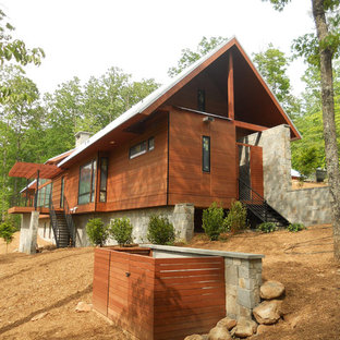 Großes, Zweistöckiges, Braunes Rustikales Einfamilienhaus mit Holzfassade, Satteldach und Blechdach in Sonstige