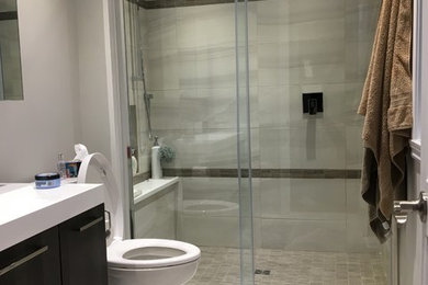 Example of a minimalist bathroom design in Montreal
