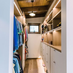 Idéer för ett stort walk-in-closet, med släta luckor, vita skåp, mellanmörkt trägolv och brunt golv