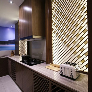 Cette image montre une petite arrière-cuisine asiatique en L avec un évier posé, un placard à porte persienne, des portes de placard en bois sombre, un plan de travail en marbre, une crédence beige, une crédence en feuille de verre, un sol en carrelage de porcelaine et aucun îlot.