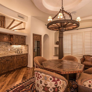 フェニックスのサンタフェスタイルのおしゃれなホームバーの写真