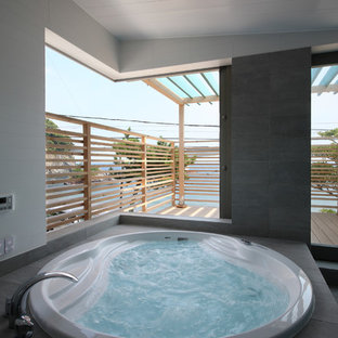 東京都下の円形コンテンポラリースタイルのおしゃれなプールの写真