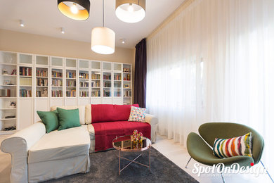 Immagine di un grande soggiorno tradizionale aperto con libreria, pareti beige, parquet chiaro, TV autoportante e pavimento beige
