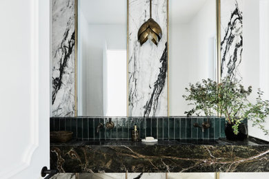 シドニーにある広いトランジショナルスタイルのおしゃれなトイレ・洗面所 (緑のタイル、大理石タイル、白い壁、無垢フローリング、一体型シンク、大理石の洗面台、茶色い床、グリーンの洗面カウンター) の写真
