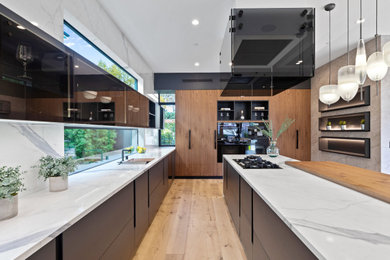 Example of a kitchen design in Los Angeles