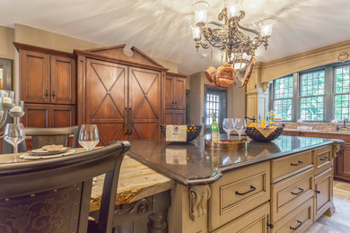 Kitchen - traditional kitchen idea in New York