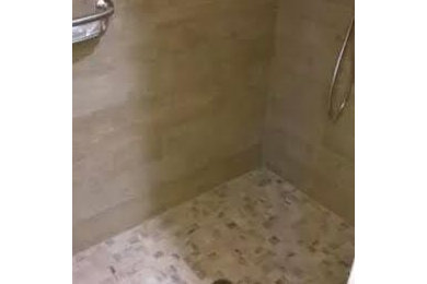 Modelo de cuarto de baño grande con ducha esquinera, baldosas y/o azulejos beige, baldosas y/o azulejos de porcelana y suelo de baldosas de porcelana