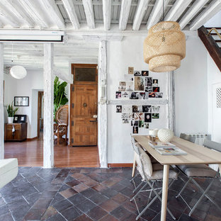 Foto på en stor eklektisk foajé, med vita väggar, klinkergolv i terrakotta, en enkeldörr och mellanmörk trädörr