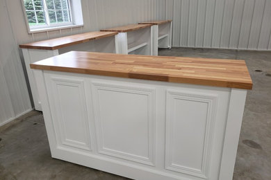 Example of a cottage home bar design in Omaha