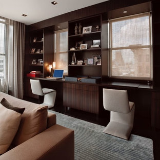 ニューヨークの小さいモダンスタイルのおしゃれな書斎 (茶色い壁、濃色無垢フローリング、横長型暖炉、金属の暖炉まわり、造り付け机、茶色い床) の写真