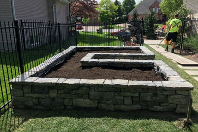 Design ideas for a rustic landscaping in Toronto.