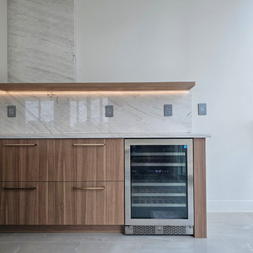 Woodline Flatpanel with Slim-shaker Off-white Kitchen