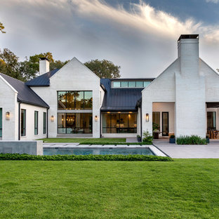 ヒューストンのトランジショナルスタイルのおしゃれな家の外観 (レンガサイディング、切妻屋根、戸建) の写真