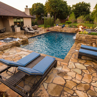 オクラホマシティの中サイズの長方形モダンスタイルのおしゃれなプール (噴水、天然石敷き) の写真