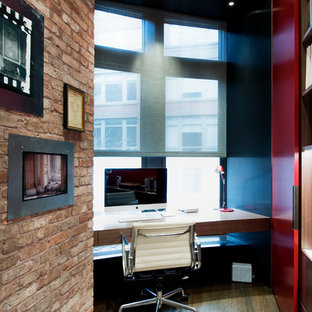 ニューヨークの小さいモダンスタイルのおしゃれな書斎 (造り付け机) の写真