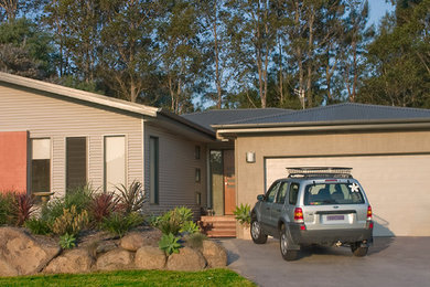 Design ideas for a mid-sized transitional garage in Sydney.