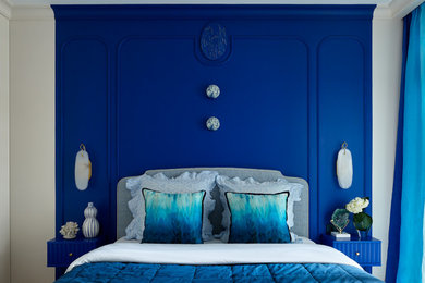 На фото: хозяйская спальня в стиле неоклассика (современная классика) с синими стенами, паркетным полом среднего тона, бежевым полом, панелями на части стены, акцентной стеной и синими шторами