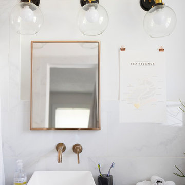 Get Ideas From This Budget-Friendly Black-and-White Bath