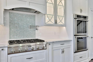 Kitchen - traditional kitchen idea in New York