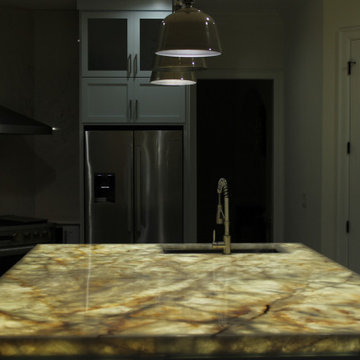 Kitchen island lit Onyx Countertop
