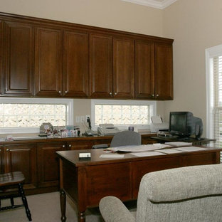 ダラスの中サイズのモダンスタイルのおしゃれなホームオフィス・仕事部屋 (ベージュの壁、カーペット敷き、暖炉なし) の写真