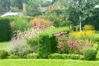 Mittelgroßer Moderner Garten im Sommer mit direkter Sonneneinstrahlung in Berlin