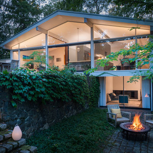 ボストンのミッドセンチュリースタイルのおしゃれな家の外観 (切妻屋根、木材サイディング、グレーの外壁) の写真