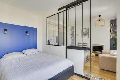 Cette photo montre une chambre chic.