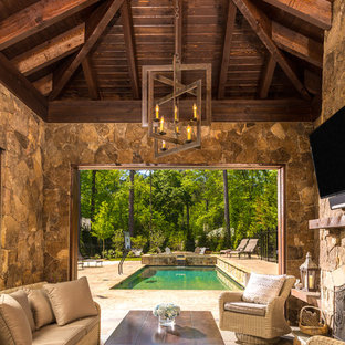 アトランタの大きいラスティックスタイルのおしゃれなテラス・中庭 (ファイヤーピット、天然石敷き、張り出し屋根) の写真