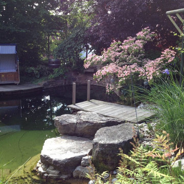 Kleiner Schwimmteich mit Wasserfall, Steg und Stegterrasse