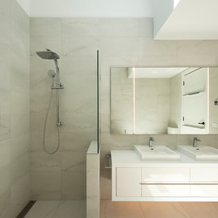 Foto di una stanza da bagno moderna di medie dimensioni con piastrelle grigie, piastrelle in ceramica, pareti bianche, parquet scuro e top in legno