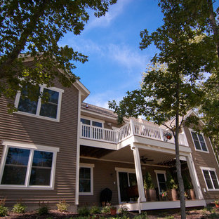 Example of a classic one-story vinyl exterior home design in Grand Rapids