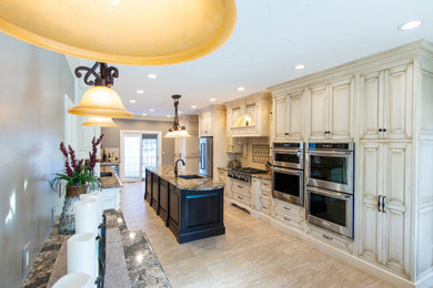 Example of a classic kitchen design in Cleveland