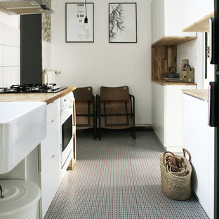 Imagen de cocina en U, ecléctica, de tamaño medio, cerrada, con puertas de armario blancas y electrodomésticos blancos