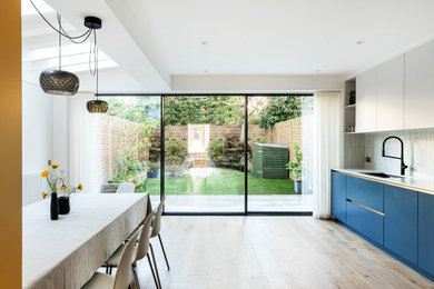This is an example of a contemporary kitchen in London.