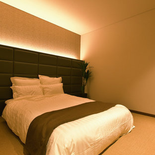 Foto di una camera da letto etnica con pareti beige, moquette e pavimento marrone