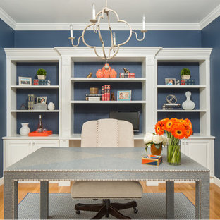 Создайте стильный интерьер: рабочее место среднего размера в стиле современная классика с синими стенами, светлым паркетным полом и отдельно стоящим рабочим столом - последний тренд