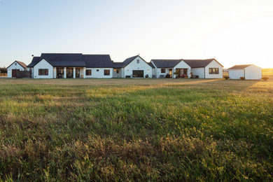 Großes, Einstöckiges Landhausstil Einfamilienhaus mit Putzfassade, weißer Fassadenfarbe, Satteldach, Schindeldach und grauem Dach in San Luis Obispo