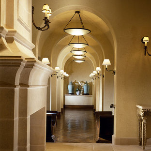 Idéer för att renovera en vintage hall, med travertin golv