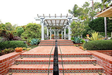 Inspiration for a traditional garden in Los Angeles.