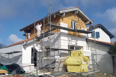 Exemple d'une façade de maison chic.