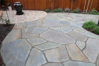 Inspiration for a traditional backyard garden in San Francisco with natural stone pavers.