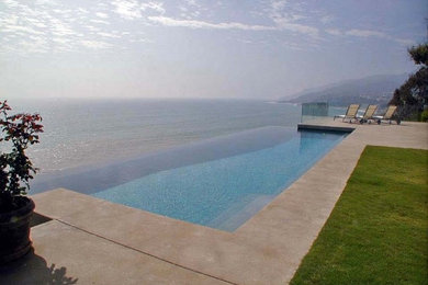 Pool - contemporary pool idea in Los Angeles