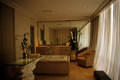 Foto de cuarto de baño principal actual extra grande con armarios tipo mueble