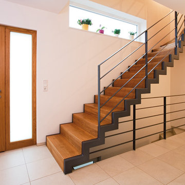 Faltwerktreppe mit kräftiger Eiche und rohem Stahl